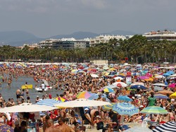 Gila! Panjangnya Cuma 500 Meter, tapi Pantai di China Dipadati 30.000 Turis