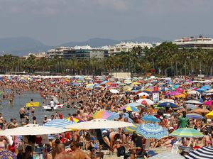Gila! Panjangnya Cuma 500 Meter, tapi Pantai di China Dipadati 30.000 Turis Gila! Panjangnya Cuma 500 Meter, tapi Pantai di China Dipadati 30.000 Turis