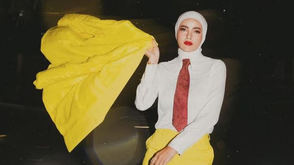 6 Foto Inspirasi Gaya Olla Ramlam Padukan Hijab Putih dan Outfit Kuning
