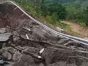 Jalur Kelok 9 JLS Donomulyo Malang Longsor