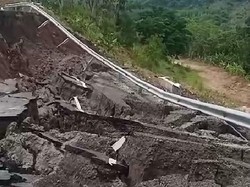 Jalur Kelok 9 JLS Donomulyo Malang Longsor