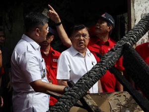 Video: Momen JK Tinjau Posko Pengungsian Korban Kebakaran Kemayoran Video: Momen JK Tinjau Posko Pengungsian Korban Kebakaran Kemayoran