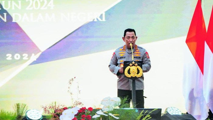Kapolri Jenderal Listyo Sigit Prabowo memberi sambutan di Apel Kasatwil Polri 2024, Akpol, Semarang, Jateng, Rabu (11/12/2024).