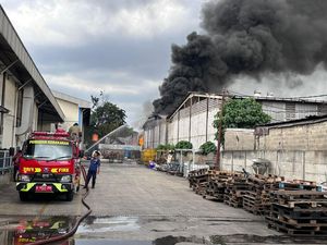 Pabrik di Cikupa Tangerang Kebakaran, Asap Hitam Pekat Membubung