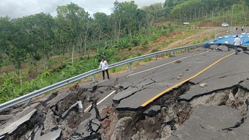 Longsor Mengerikan di Kelok 9 JLS Malang, Jalan Amblas Parah