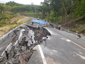 Jalan di Kelok 9 JLS Malang Selatan yang Longsor Sepanjang 50 Meter Jalan di Kelok 9 JLS Malang Selatan yang Longsor Sepanjang 50 Meter