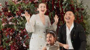 7 Pemotretan Natal Rianti Cartwright, Penuh Canda Tawa Bareng Suami & Anak