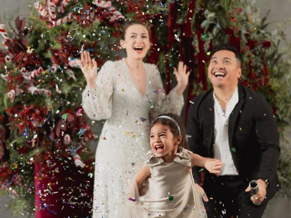 7 Pemotretan Natal Rianti Cartwright, Penuh Canda Tawa Bareng Suami & Anak