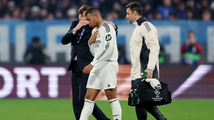Soccer Football - Champions League - Atalanta v Real Madrid - Gewiss Stadium, Bergamo, Italy - December 10, 2024 Real Madrids Kylian Mbappe is substituted after sustaining an injury REUTERS/Claudia Greco