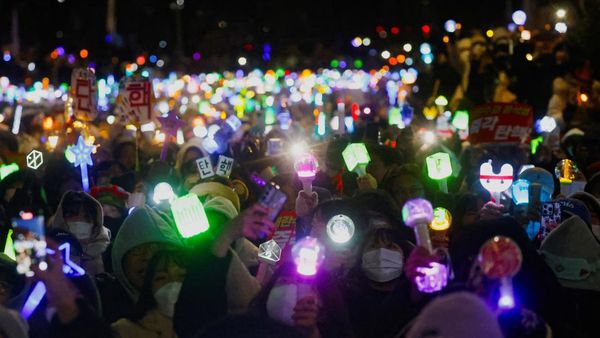 Lightstick K-pop Warnai Demo Pemakzulan Presiden Yoon