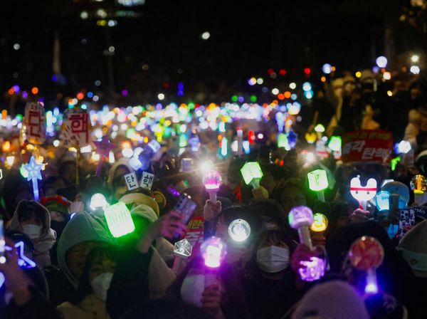 Lightstick K-pop Warnai Demo Pemakzulan Presiden Yoon