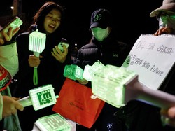Warna-warni Lightstick K-Pop di Demo Pemakzulan Presiden Korsel