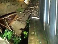 Hujan Berjam-jam, Longsor Timpa 2 Rumah di Pekalongan