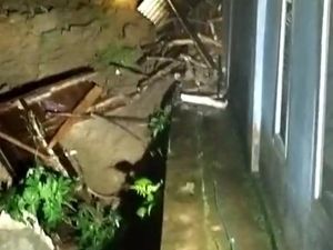 Hujan Berjam-jam, Longsor Timpa 2 Rumah di Pekalongan Hujan Berjam-jam, Longsor Timpa 2 Rumah di Pekalongan