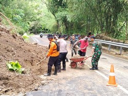 Tebing 25 Meter Longsor Tutup Sebagian Jalan Nasional Trenggalek-Pacitan