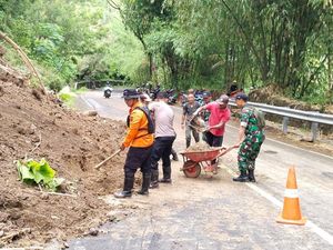 Tebing 25 Meter Longsor Tutup Sebagian Jalan Nasional Trenggalek-Pacitan Tebing 25 Meter Longsor Tutup Sebagian Jalan Nasional Trenggalek-Pacitan