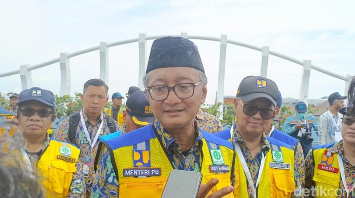 Menteri PU Menteri Pekerjaan Umum, Dody Hanggodo dan Dirjen Bina Marga, Rachman Arief usai peresmian Flyover Madukoro.