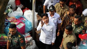 Momen Gibran Sambangi Korban Kebakaran Kebon Kosong Kemayoran