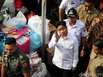 Momen Gibran Sambangi Korban Kebakaran Kebon Kosong Kemayoran