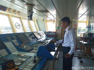 Tantangan Ateng Saat Nahkodai Kapal Geomarin III di Tengah Laut Tantangan Ateng Saat Nahkodai Kapal Geomarin III di Tengah Laut