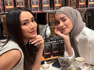 Kerennya Gaya Olla Ramlan saat Ngopi di Kafe Premium Kerennya Gaya Olla Ramlan saat Ngopi di Kafe Premium