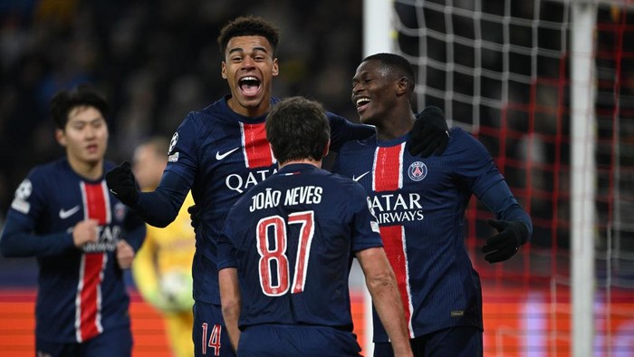 SALZBURG, AUSTRIA - DECEMBER 10: Nuno Mendes of Paris Saint-Germain celebrates with teammates Desire Doue and Joao Neves after scoring his teams second goal during the UEFA Champions League 2024/25 League Phase MD6 match between FC Salzburg and Paris Saint-Germain at Stadion Salzburg on December 10, 2024 in Salzburg, Austria. (Photo by Daniel Kopatsch - UEFA/UEFA via Getty Images)