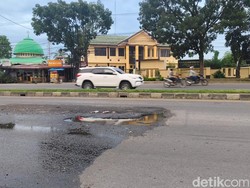 Hati-hati, Ada Lubang Besar di Jalan SM Raja Dekat Fly Over Amplas Medan