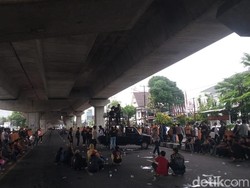 Ada Demo di Depan Bawaslu, Lalin Jalan AP Pettarani Makassar Macet Sore Ini