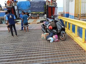 Penumpang KM Kota Muna Ngaku Diturunkan di Pelabuhan Bajoe Tanpa Alasan Jelas Penumpang KM Kota Muna Ngaku Diturunkan di Pelabuhan Bajoe Tanpa Alasan Jelas