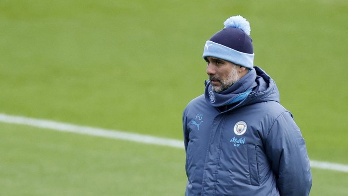 Soccer Football - Champions League - Manchester City Training - Etihad Campus, Manchester, Britain - December 10, 2024 Manchester City manager Pep Guardiola during training Action Images via Reuters/Jason Cairnduff