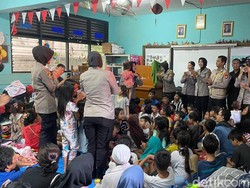 Polisi Beri Trauma Healing ke Anak-anak Korban Kebakaran di Kemayoran