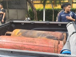 Olah TKP Selesai, Polisi Bawa Tabung Gas Bocor dari Tempat Spa Bulungan Olah TKP Selesai, Polisi Bawa Tabung Gas Bocor dari Tempat Spa Bulungan
