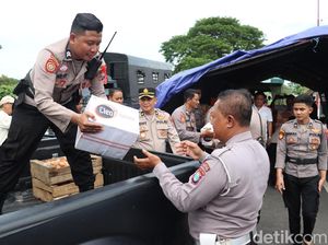 Anggota Polres Mojokerto Kota Patungan Bantu Korban Banjir Anggota Polres Mojokerto Kota Patungan Bantu Korban Banjir