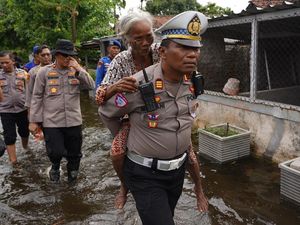 Polisi Patroli Jaga Keamanan Permukiman Terdampak Banjir di Kota Mojokerto Polisi Patroli Jaga Keamanan Permukiman Terdampak Banjir di Kota Mojokerto