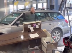 Pria Ngamuk Beli Mobil Bekas Langsung Rusak: Tabrak Dealer-Minta Uangnya Balik!