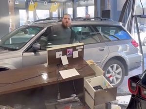 Pria Ngamuk Beli Mobil Bekas Langsung Rusak: Tabrak Dealer-Minta Uangnya Balik! Pria Ngamuk Beli Mobil Bekas Langsung Rusak: Tabrak Dealer-Minta Uangnya Balik!