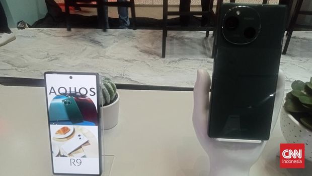 Sharp Indonesia resmi meluncurkan smartphone terbaru, AQUOS R9, Rabu (11/12) dengan banderol Rp9,9 juta.