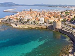 Sejarah Panjang Pulau Sardinia: Jadi Pusat Kekuasaan, Kini Spot Wisata Favorit Sejarah Panjang Pulau Sardinia: Jadi Pusat Kekuasaan, Kini Spot Wisata Favorit