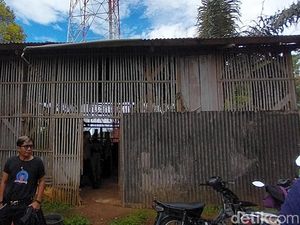 Kandang Ayam Itu Jadi Rumah bagi Keluarga Elis di Majalengka