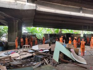 Bayi Telantar Ditemukan Saat Kolong Tol Angke Dibersihkan