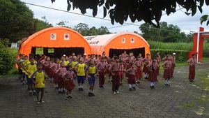 Ruang Kelas Ambruk, Siswa Belajar di Tenda Darurat