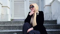 7 Gaya Syahrini Pose Bareng Tas Rp 2 M, Santai Letakkan di Lantai