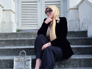 7 Gaya Syahrini Pose Bareng Tas Rp 2 M, Santai Letakkan di Lantai