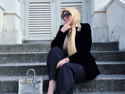 7 Gaya Syahrini Pose Bareng Tas Rp 2 M, Santai Letakkan di Lantai