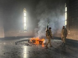 Video: Pemberontak Suriah Bakar Makam Ayah Assad di Qardaha