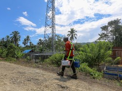 Jalan Terjal Teknisi BTS Hadirkan Sinyal, Dihadang Parang-Ketemu Ular