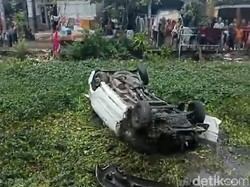 Xenia Nyemplung Sungai Usai Tertabrak Kereta di Pasuruan