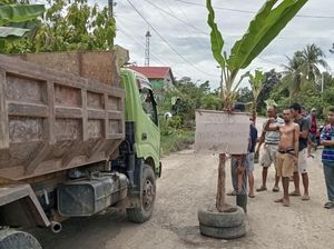 Warga di Wajo Tutup Jalan-Tanam Pohon Pisang ke Lokasi Tambang Galian C
