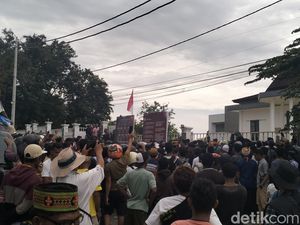Demo Pendukung Mario-Richard di KPU Manggarai Barat Berujung Ricuh Demo Pendukung Mario-Richard di KPU Manggarai Barat Berujung Ricuh