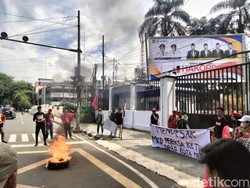 Mahasiswa Demo di DPRD Medan, Tuding Ketua Dewan Bekingi Bangunan Liar